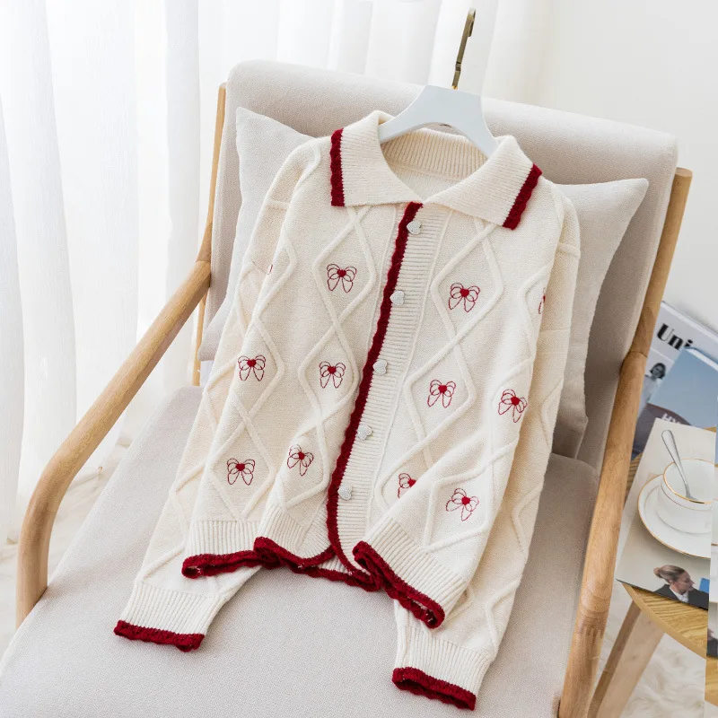 Милые свитера с вышивкой и бантом, однобортный вязаный кардиган с отложным воротником, весна-осень, женская повседневная трикотажная одежда, верхняя одежда
Милые свитера с вышивкой и бантом, однобортный вязаный кардиган с отложным воротником, весна-осень, женская повседневная трикотажная одежда, верхняя одежда