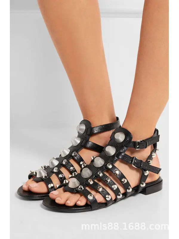 Сандалии женские износостойкие на низком каблуке с заклепками и круглым носком
Сандалии женские износостойкие на низком каблуке с заклепками и круглым носком
