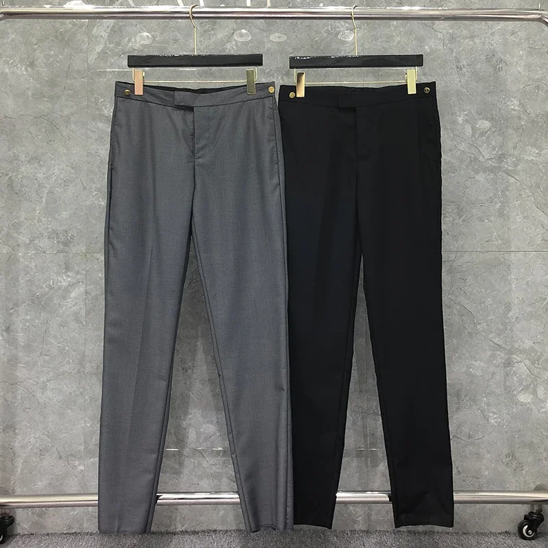 Лидер продаж, весенние мужские брюки 24FW, модные брендовые брюки для мужчин, Классические однотонные Формальные Свадебные Костюмные брюки с простым переплетением и золотыми пуговицами
Лидер продаж, весенние мужские брюки 24FW, модные брендовые брюки для мужчин, Классические однотонные Формальные Свадебные Костюмные брюки с простым переплетением и золотыми пуговицами