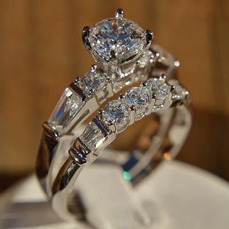 Fashion Ladies Wedding 2Pcs Rings Set Silver Color Dazzling Zirconia Accessories for Engagement 약혼반지 Ceremony Gorgeous Jewelry
Fashion Ladies Wedding 2Pcs Rings Set Silver Color Dazzling Zirconia Accessories for Engagement 약혼반지 Ceremony Gorgeous Jewelry