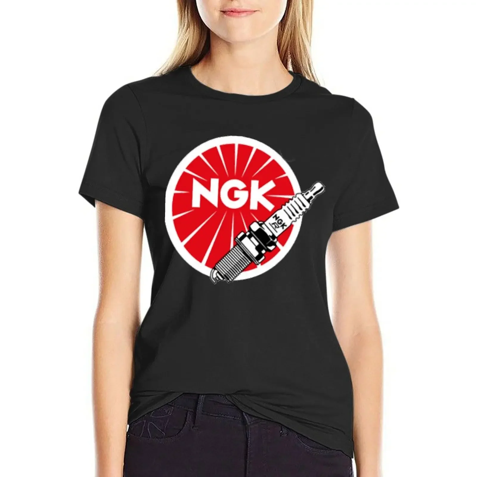 JDM Свеча зажигания, гоночная Классическая футболка NGK, футболка с коротким рукавом, эстетическая одежда, летние топы, графические футболки для женщин
JDM Свеча зажигания, гоночная Классическая футболка NGK, футболка с коротким рукавом, эстетическая одежда, летние топы, графические футболки для женщин