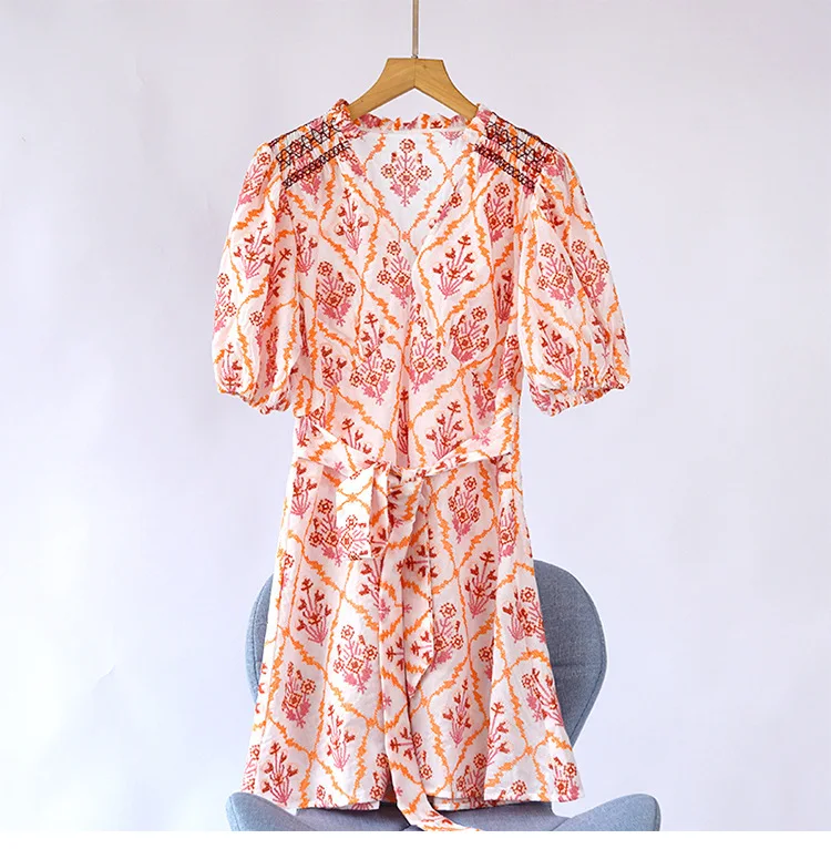 French Elegant and Unique Spring/Summer New Heavy Industry Embroidered V-neck Skirt Lace up Bubble Sleeves Cotton Short sleeved
French Elegant and Unique Spring/Summer New Heavy Industry Embroidered V-neck Skirt Lace up Bubble Sleeves Cotton Short sleeved