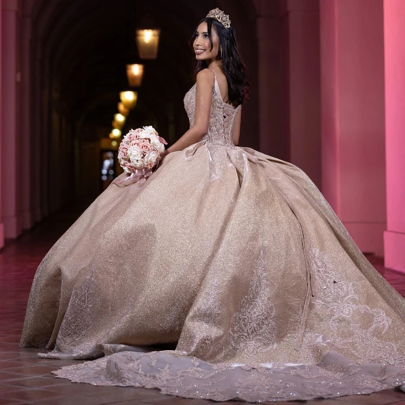 Великолепные блестящие платья цвета шампанского для Quinceanera, кружевное бальное платье с аппликацией и бусинами для принцессы, вечерние платья на день рождения 15
Великолепные блестящие платья цвета шампанского для Quinceanera, кружевное бальное платье с аппликацией и бусинами для принцессы, вечерние платья на день рождения 15