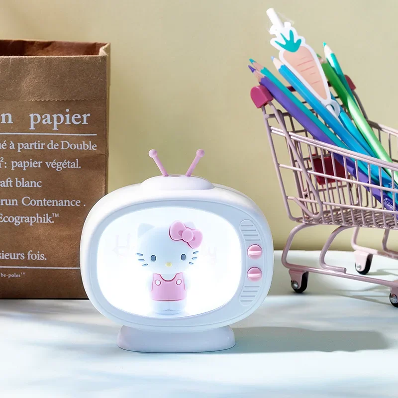 Ночник Sanrio с рисунком Hello Kitty, мини-прикроватная настольная лампа в стиле телевизора для спальни, девушки для сна, студенческий подарок
Ночник Sanrio с рисунком Hello Kitty, мини-прикроватная настольная лампа в стиле телевизора для спальни, девушки для сна, студенческий подарок
