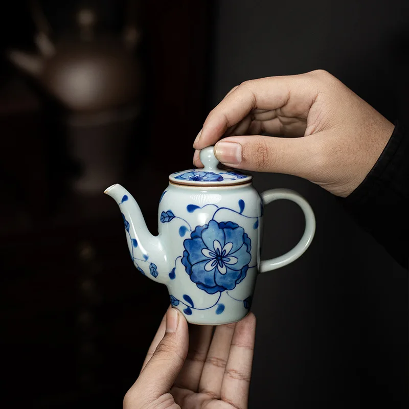 Blue And White Pot Japanese Style Porcelain Kung Fu Tea Set Teapot Small Capacity Single Teapot Hand Ewer
Blue And White Pot Japanese Style Porcelain Kung Fu Tea Set Teapot Small Capacity Single Teapot Hand Ewer