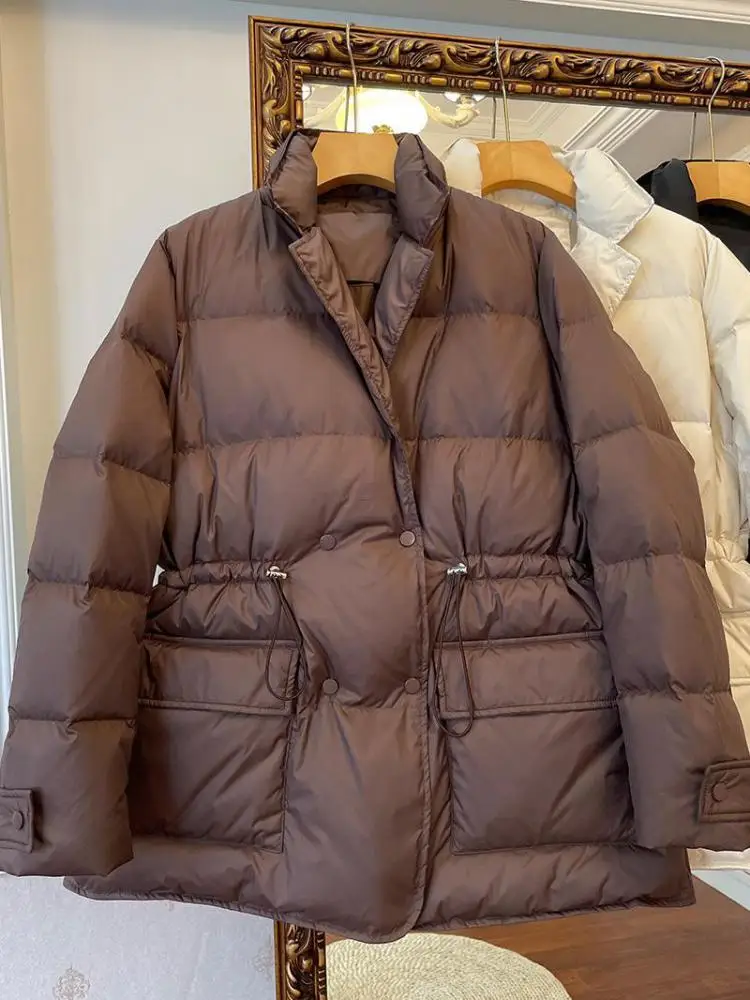 New Winter Suit Lapel Puffer Coat Women Warmth Light White Duck Down Jacket Loose Drawstring Waist Fashion Outwear
New Winter Suit Lapel Puffer Coat Women Warmth Light White Duck Down Jacket Loose Drawstring Waist Fashion Outwear