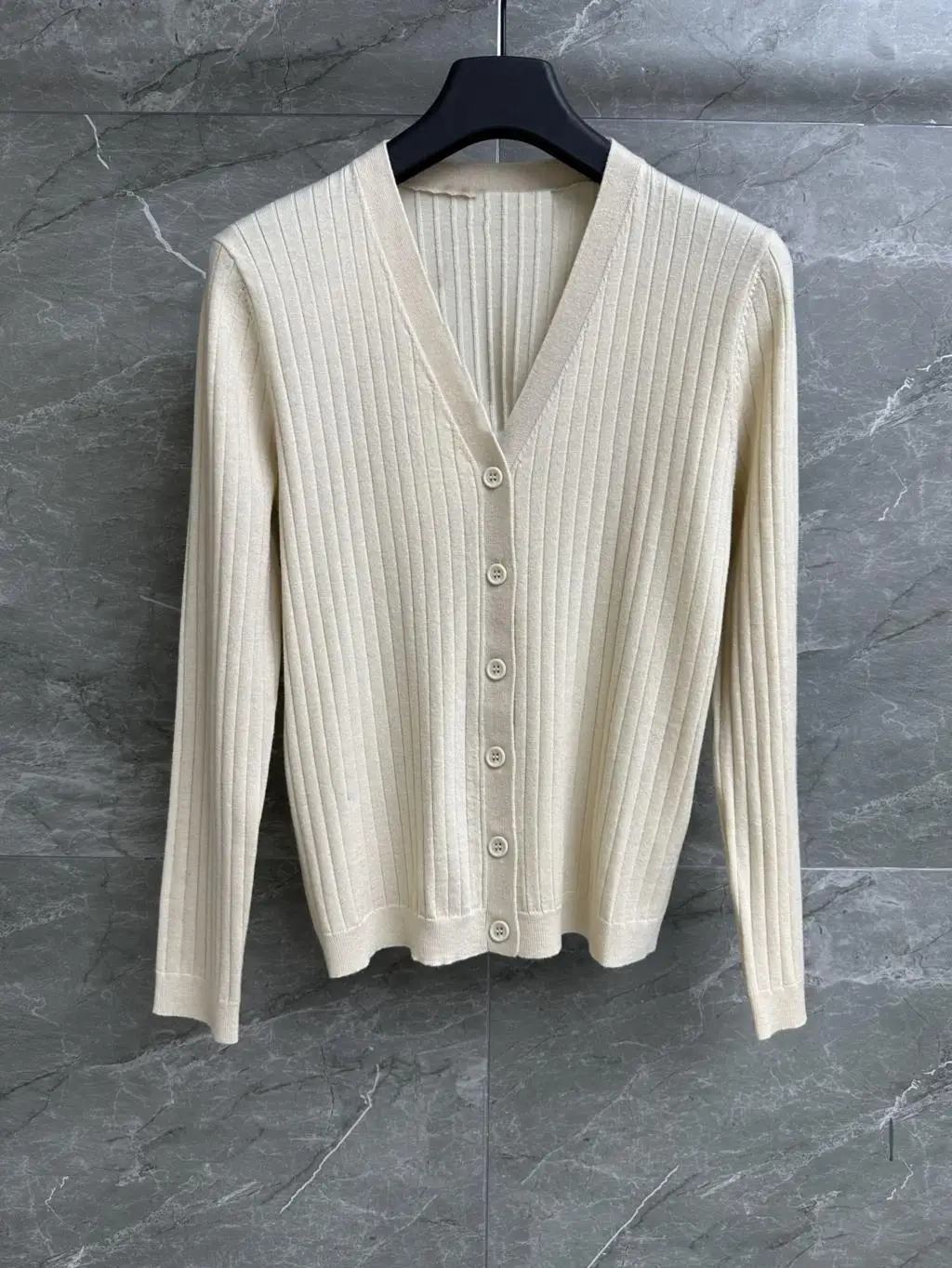 Cashmere Cardigan V-neck Design Fashionable Temperament Soft Comfortable Simple All-Match 2023 summer women's new hot
Cashmere Cardigan V-neck Design Fashionable Temperament Soft Comfortable Simple All-Match 2023 summer women's new hot
