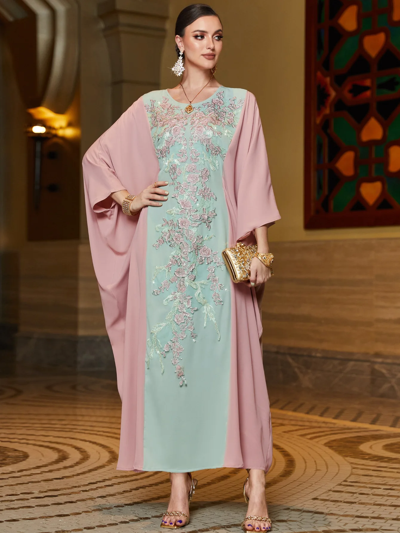 Luxury Embroidery Cloak Batshirt Evening Dresses Women Abaya Dubai Turkey Islam Kaftan Muslim African Dress Robe Djellaba Femme
Luxury Embroidery Cloak Batshirt Evening Dresses Women Abaya Dubai Turkey Islam Kaftan Muslim African Dress Robe Djellaba Femme