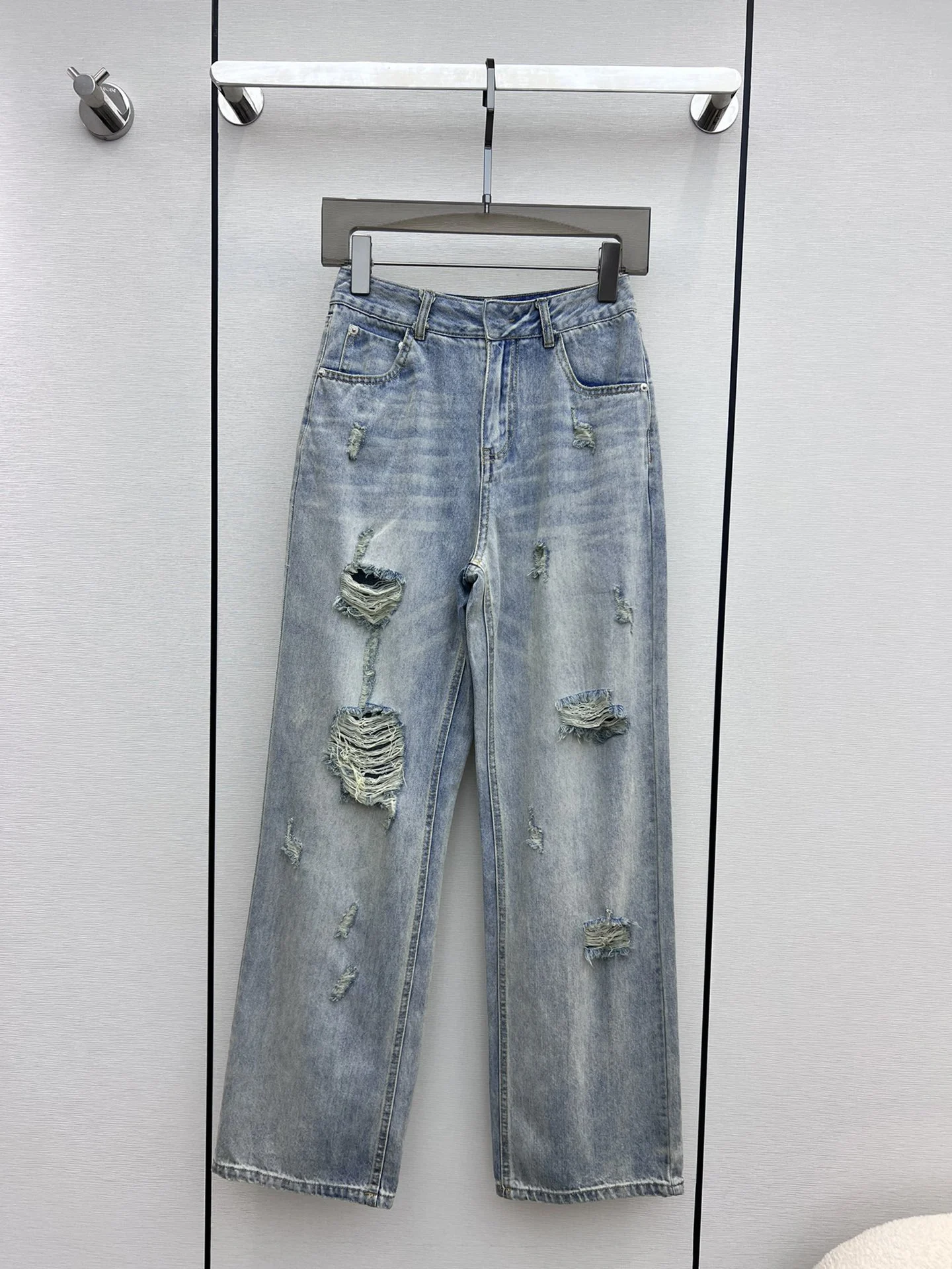 New spring and summer to do old ground hair holes decorated high-waisted straight-leg pants
New spring and summer to do old ground hair holes decorated high-waisted straight-leg pants