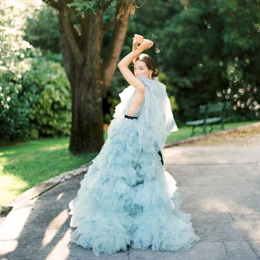 Photoshoot Bridal Gowns Deep V Neckline Tulle Train Ruffle vestido de fiesta longo Vintage Ice Blue Formal Dress Sleeveless
Photoshoot Bridal Gowns Deep V Neckline Tulle Train Ruffle vestido de fiesta longo Vintage Ice Blue Formal Dress Sleeveless