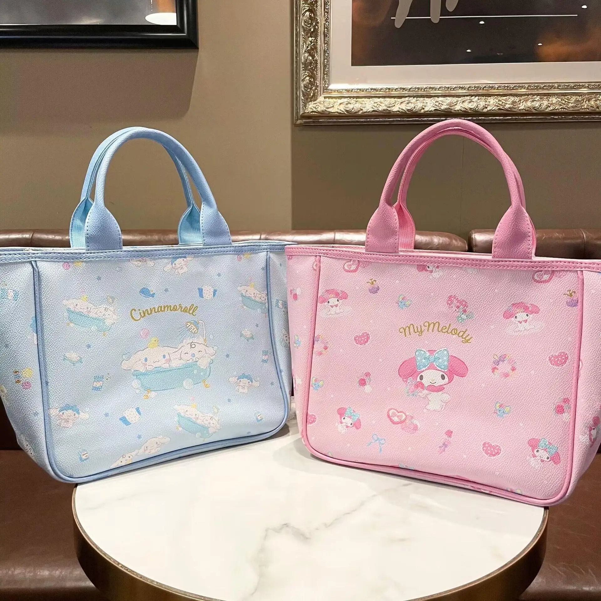 Новинка 2023 Sanrio Cinnamoroll My Melody Kuromi мультяшная Милая портативная ПУ сумка большой емкости Сумки для хранения подарок для девушки
Новинка 2023 Sanrio Cinnamoroll My Melody Kuromi мультяшная Милая портативная ПУ сумка большой емкости Сумки для хранения подарок для девушки