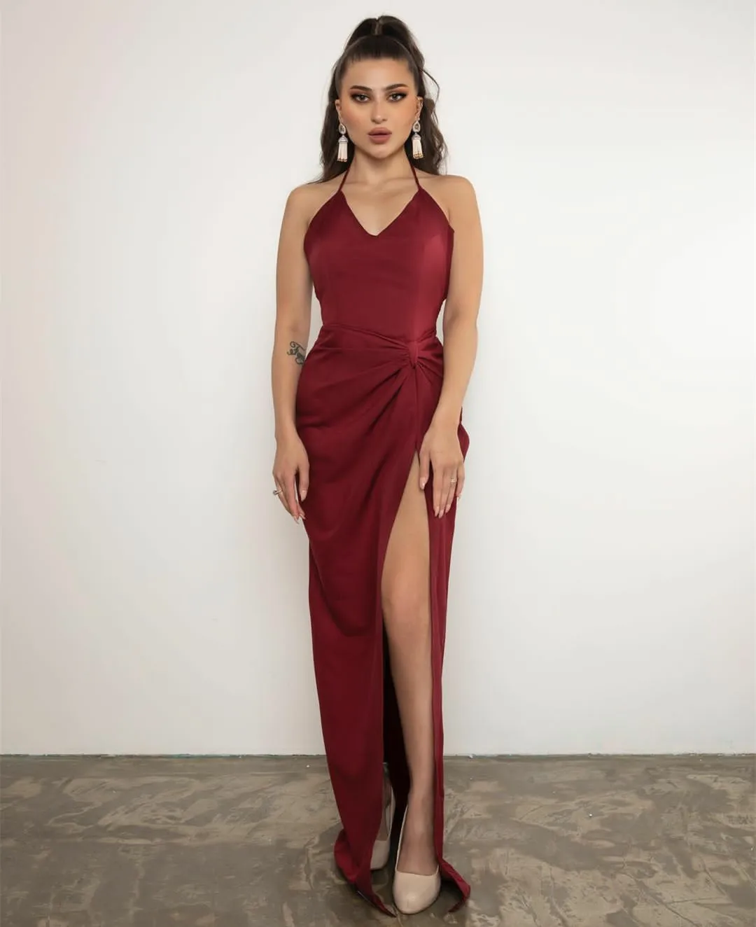 Classic Wine Red Satin Evening Dresses with Split Floor Length فساتين السهرة Saudi Trumpet Halter Neck Formal Dress for Wedding
Classic Wine Red Satin Evening Dresses with Split Floor Length فساتين السهرة Saudi Trumpet Halter Neck Formal Dress for Wedding