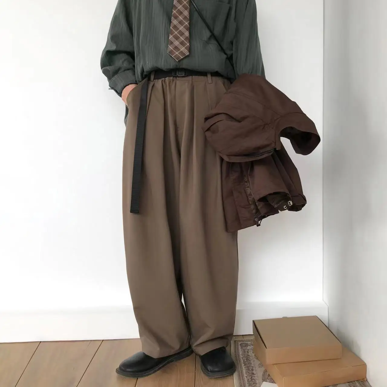 2023 Men's Send Belt Simple Loose Straight Casual Pants Fashion Trend Male Trousers Retro Coffee Color Wide Leg Pants M-3XL
2023 Men's Send Belt Simple Loose Straight Casual Pants Fashion Trend Male Trousers Retro Coffee Color Wide Leg Pants M-3XL