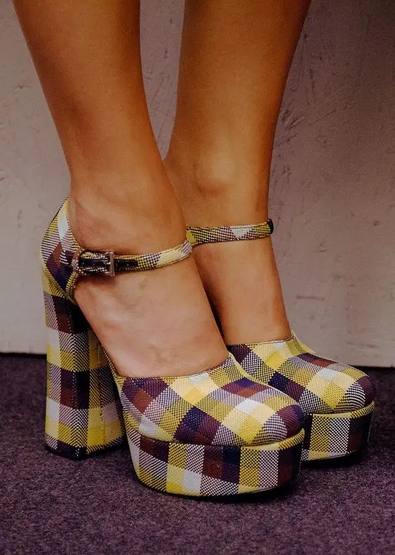 

Luxury Gingham Platform Round Toe Sandals Lady Chunky High Heel Fashion Plaid Sandals Women Ankle Buckle Shoes 2023 Show Design