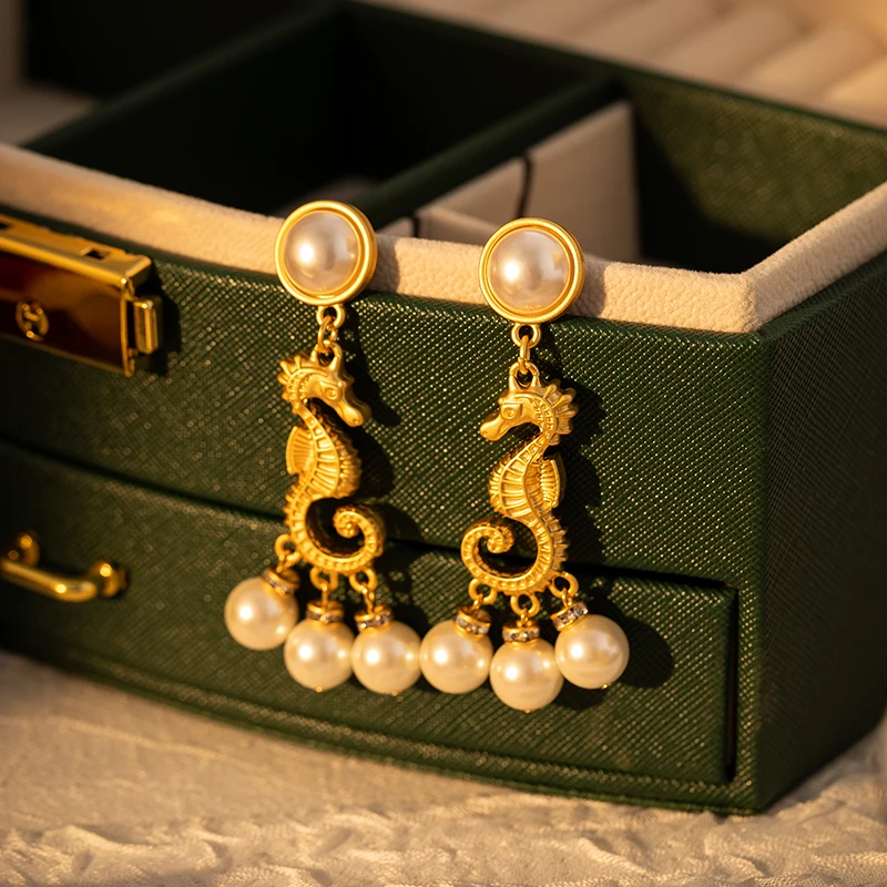women's vintage 2023 new gold seahorse stud earrings personality animals Pearl pendant animals classic eardrop
women's vintage 2023 new gold seahorse stud earrings personality animals Pearl pendant animals classic eardrop