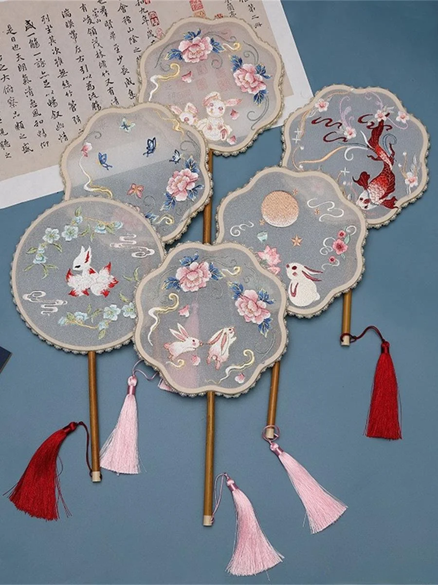 Chinese Style Embroidery Ancient Style Long Handle Ball Fan Props Palace Fan Classical Fan Round Shaped Embroidered Fan Decorate
Chinese Style Embroidery Ancient Style Long Handle Ball Fan Props Palace Fan Classical Fan Round Shaped Embroidered Fan Decorate