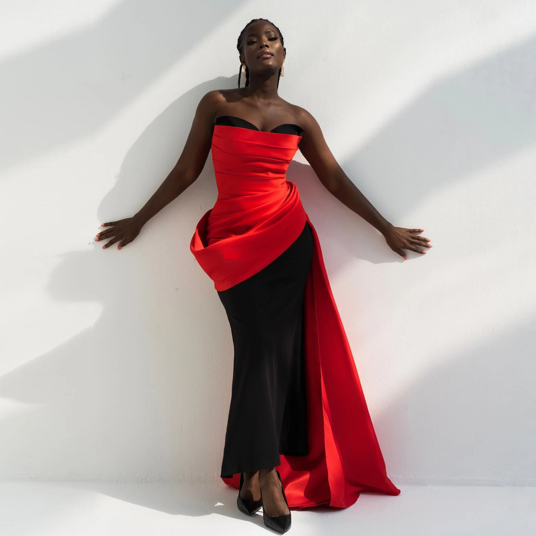 Beautiful Red and Black Long Evening Dresses Strapless Ruffled Silk Satin Celebrity Formal Dress with Side Train Chic Prom Gown
Beautiful Red and Black Long Evening Dresses Strapless Ruffled Silk Satin Celebrity Formal Dress with Side Train Chic Prom Gown