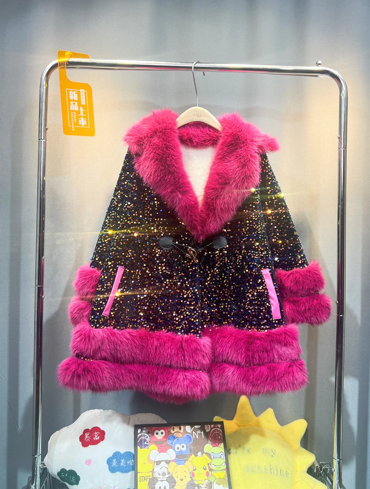 High Quality Sequins Mink Fur Coat for Women New Winter Fashion Pink Fur Collar Patchwork Warm Female Overcoat Faux Fur Jackets
High Quality Sequins Mink Fur Coat for Women New Winter Fashion Pink Fur Collar Patchwork Warm Female Overcoat Faux Fur Jackets