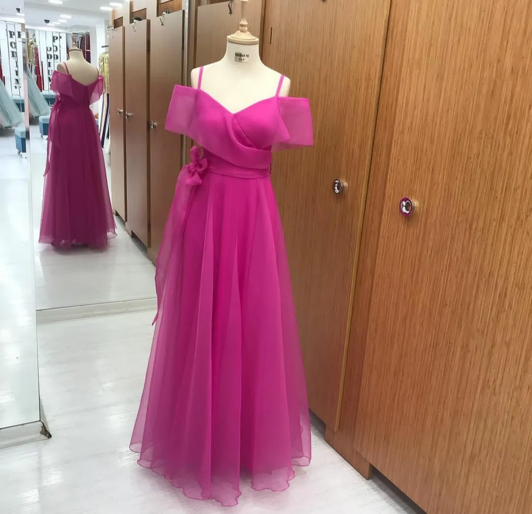 Elegant Long Tulle Bridesmaid Dresses Spaghetti Straps V-Neck Floor Length Corset Back Robes de Soirée for Women
Elegant Long Tulle Bridesmaid Dresses Spaghetti Straps V-Neck Floor Length Corset Back Robes de Soirée for Women