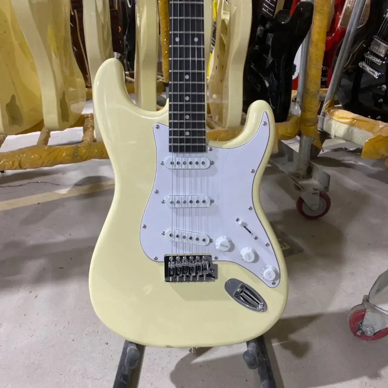 

ST Electric Guitar, Mahogany Body, Cream Yellow Color, Rosewood Fingerboard, 6 Strings Guitarra, Free Ship 기타, violão