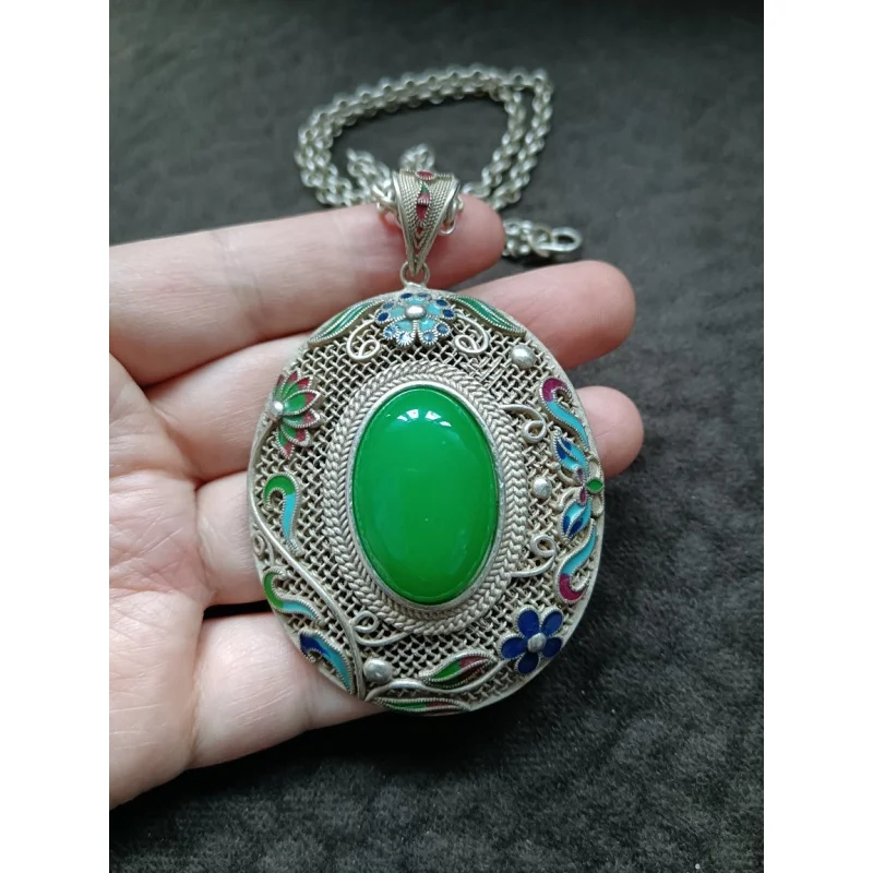 

Antique Collection Tibetan Area Backflow Old Wrapped Pulp Old Silver Cloisonne Hollow Inlaid Emerald Color Bashan Jade Pendant N