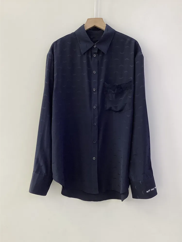 Women Shirt Wings Jacquard Design Cuffs Letter Embroidery 100% Silk Single Pocket Chemise Turn-Down Collar Long Sleeve Blouse
Women Shirt Wings Jacquard Design Cuffs Letter Embroidery 100% Silk Single Pocket Chemise Turn-Down Collar Long Sleeve Blouse