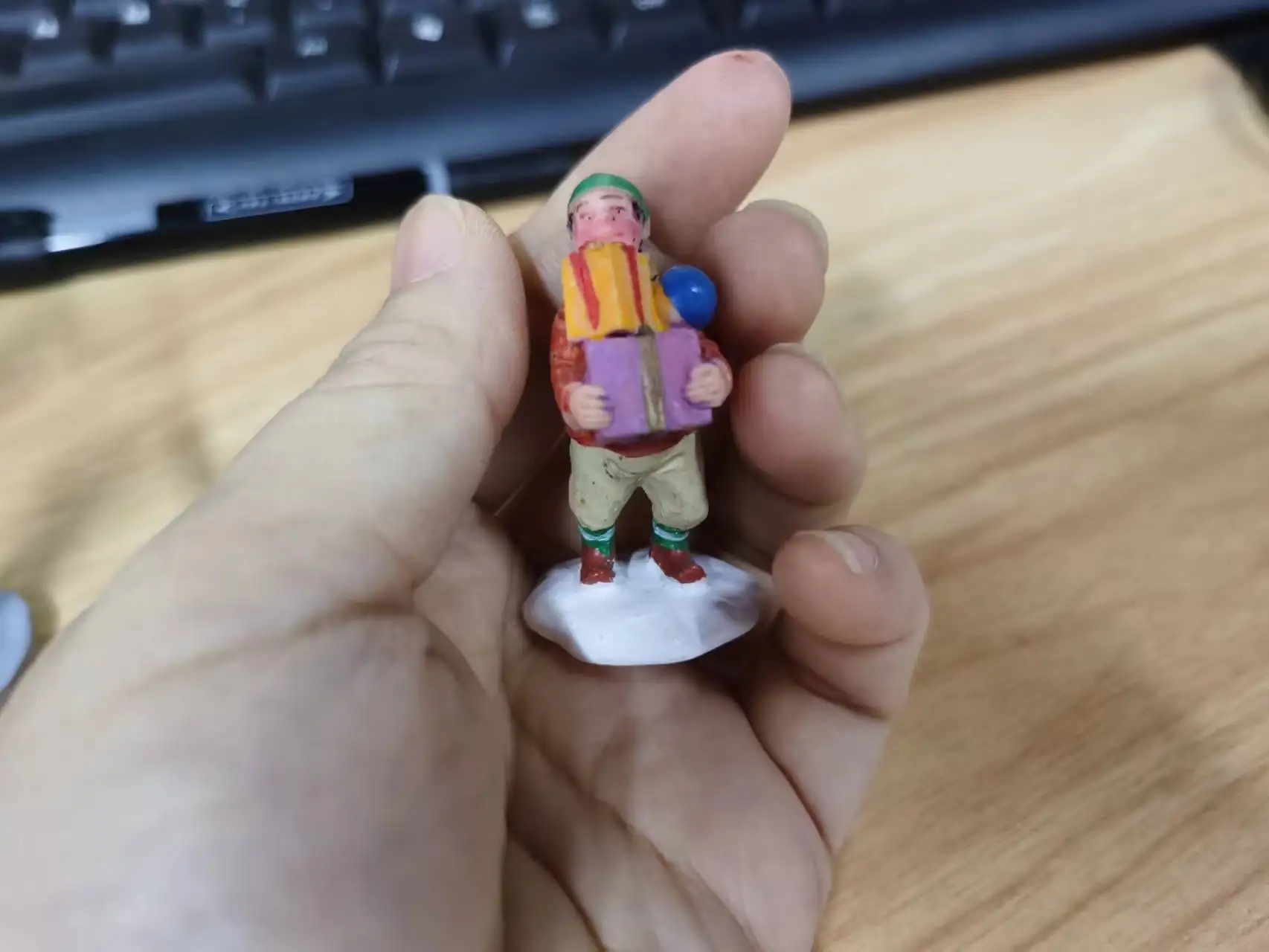 Small resin figure mental psychological sand table game box court therapy man with gift
Small resin figure mental psychological sand table game box court therapy man with gift