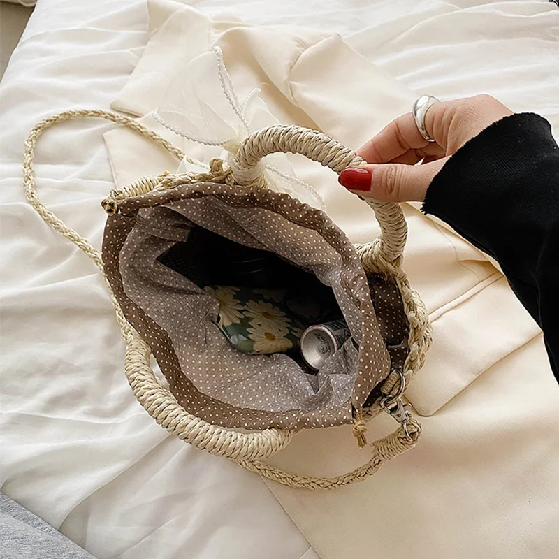 Sac à main paille et noeud en soie Sac à main paille et noeud en soie