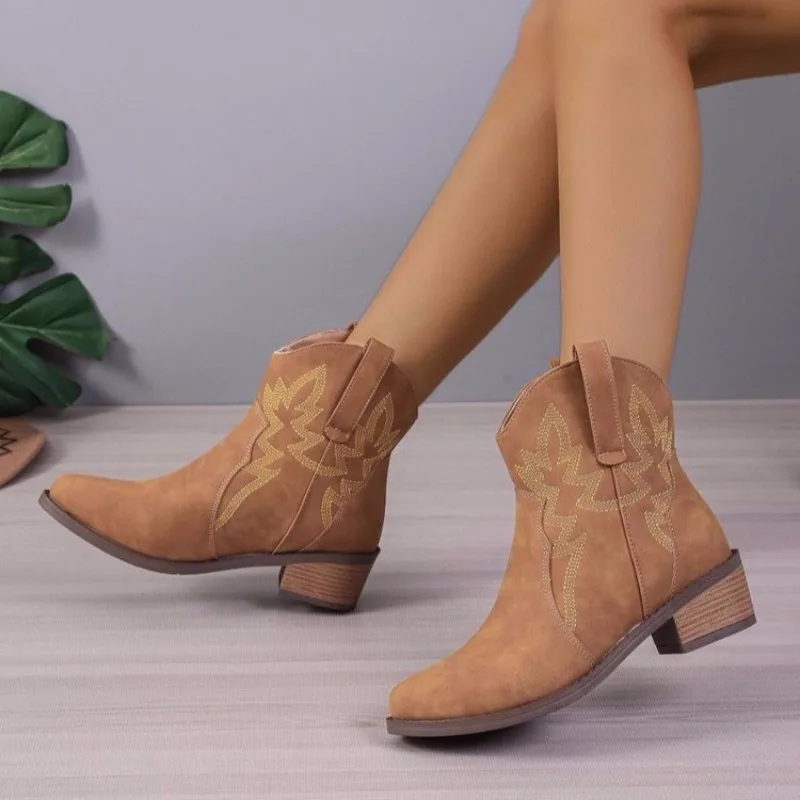 Ladies Western Boots 2023 Classic Round Toe Women's Boots New Embroidery White Short Boots Comfortable Low Heel Chelsea Boots
Ladies Western Boots 2023 Classic Round Toe Women's Boots New Embroidery White Short Boots Comfortable Low Heel Chelsea Boots