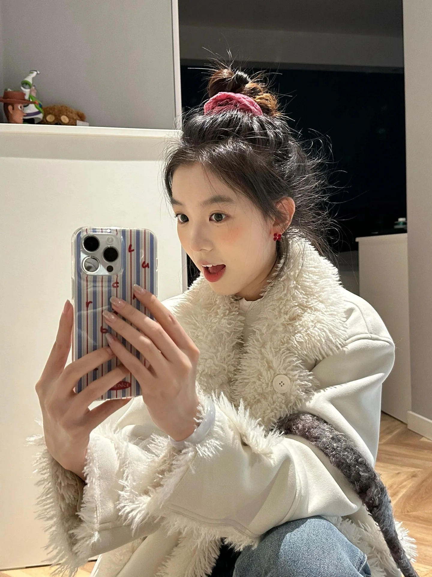 Faux Sheepskin Fur Coat Women Luxury Designer Clothing 2023 Autumn Winter Loose Luxury Reversible Thick Warm Soft Fluffy X398
Faux Sheepskin Fur Coat Women Luxury Designer Clothing 2023 Autumn Winter Loose Luxury Reversible Thick Warm Soft Fluffy X398