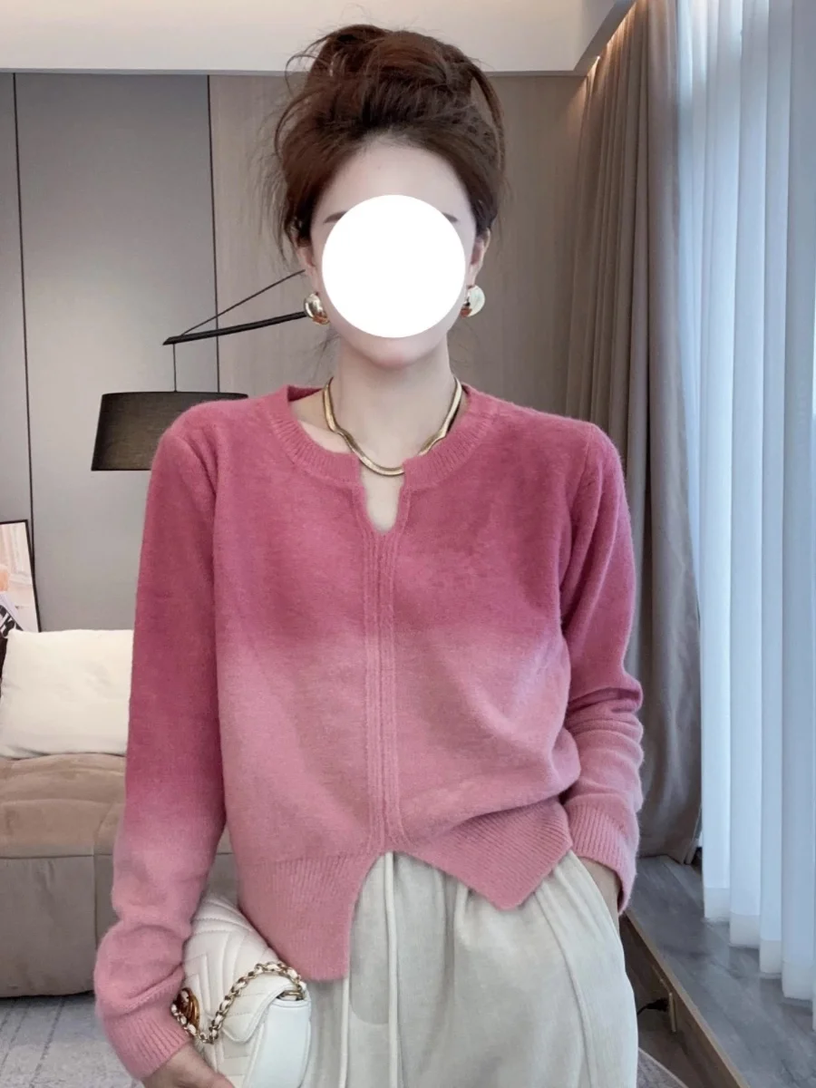 Golf women's soft and waxy color-blocked V-neck sweater for women in autumn and winter, lazy and trendy age-reducing knitted
Golf women's soft and waxy color-blocked V-neck sweater for women in autumn and winter, lazy and trendy age-reducing knitted