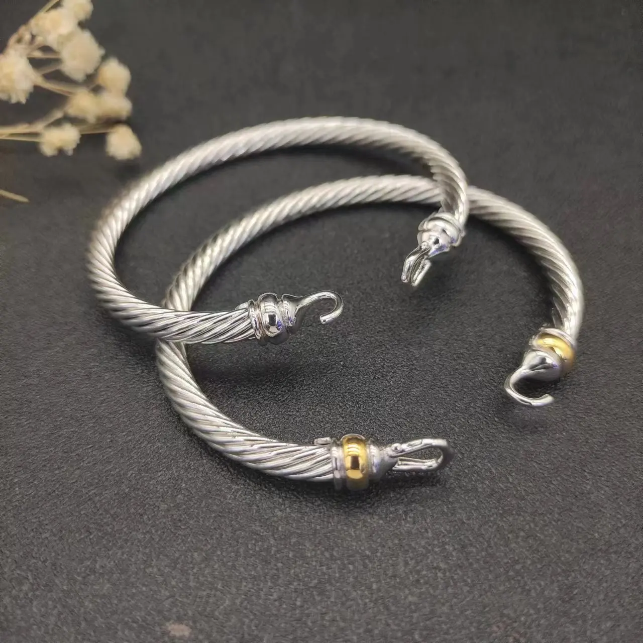 5MM Hook Twisted Wire Buckle Bracelet in Sterling Silver with 14K Yellow Plated
5MM Hook Twisted Wire Buckle Bracelet in Sterling Silver with 14K Yellow Plated