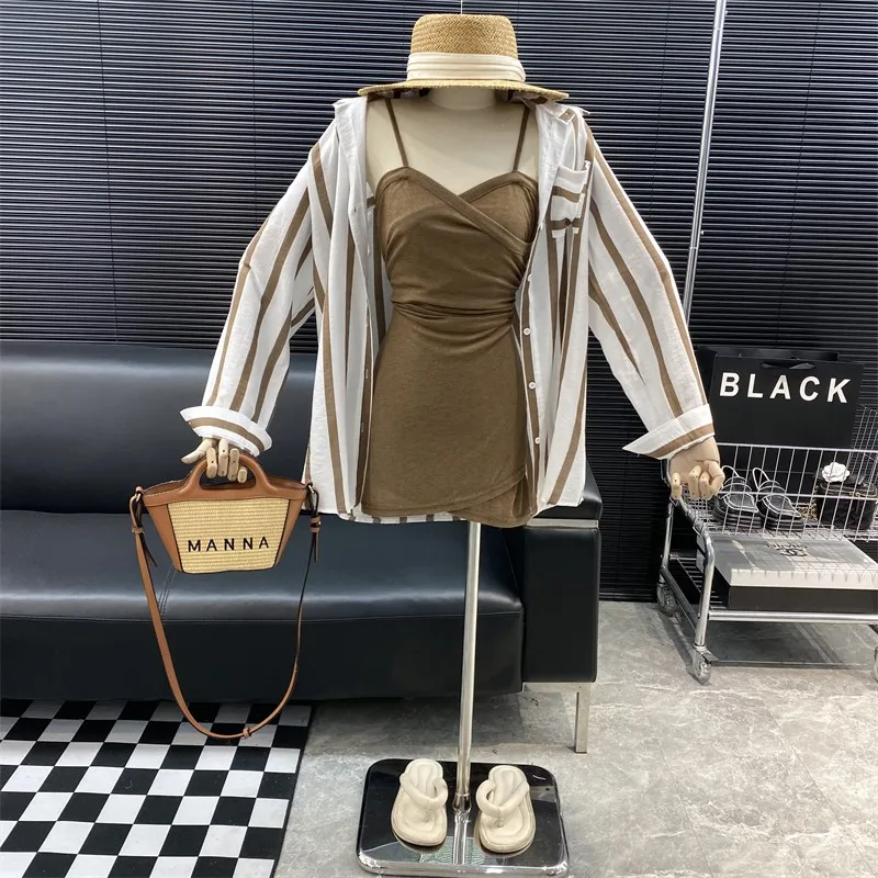 Новинка 2022, модное дизайнерское Новое Стильное Привлекательное платье знаменитого бренда с V-образным вырезом и асимметричными подтяжками, костюм рубашки в полоску с отложным воротником
Новинка 2022, модное дизайнерское Новое Стильное Привлекательное платье знаменитого бренда с V-образным вырезом и асимметричными подтяжками, костюм рубашки в полоску с отложным воротником