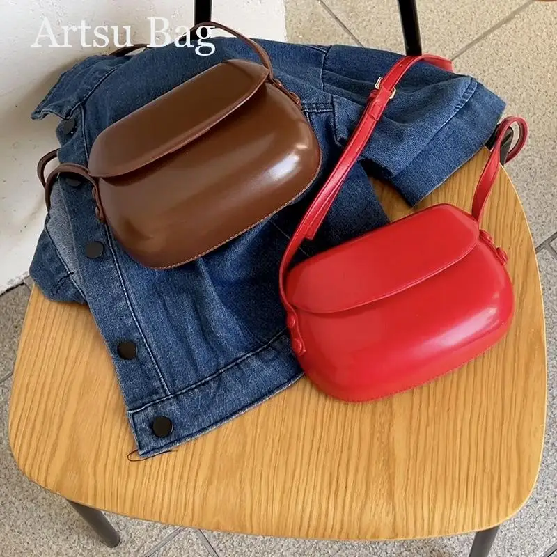2024 Summer New Korean Retro Red Saddle Bag Shoulder Crossbody Fashion Small Flap Pocket Bag Women Versatile Simple Phone Bag
2024 Summer New Korean Retro Red Saddle Bag Shoulder Crossbody Fashion Small Flap Pocket Bag Women Versatile Simple Phone Bag