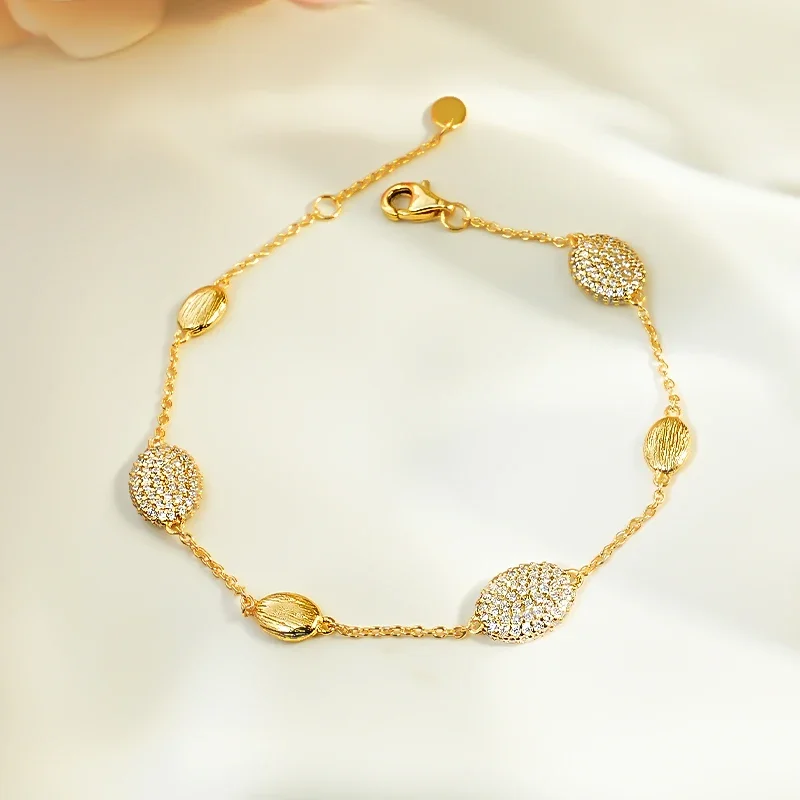 

Fashionable, luxurious, minimalist and niche design 925 sterling silver gold-plated bracelet inlaid for wedding