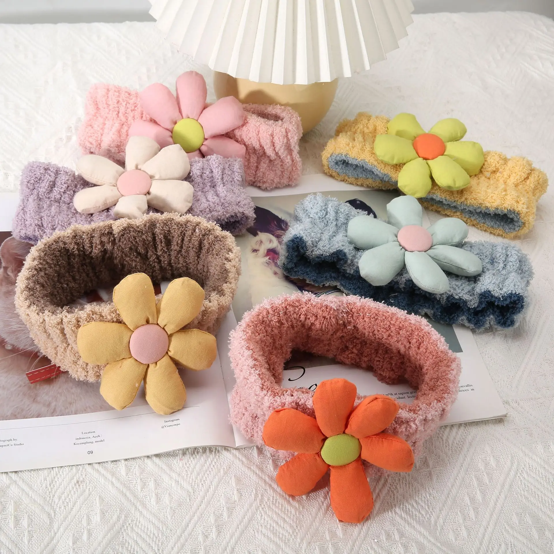 South Korea's New Face Washing Headband Hair Binding Cute Flowers Plush Hair Hoop for Girls 
South Korea's New Face Washing Headband Hair Binding Cute Flowers Plush Hair Hoop for Girls