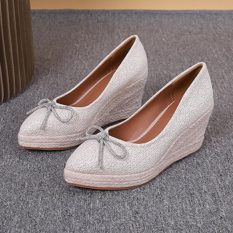 Кроссовки женские на платформе, повседневная обувь на плоской подошве, заостренный носок, бант, кристаллы, клоги, новая масляная модная обувь
Кроссовки женские на платформе, повседневная обувь на плоской подошве, заостренный носок, бант, кристаллы, клоги, новая масляная модная обувь