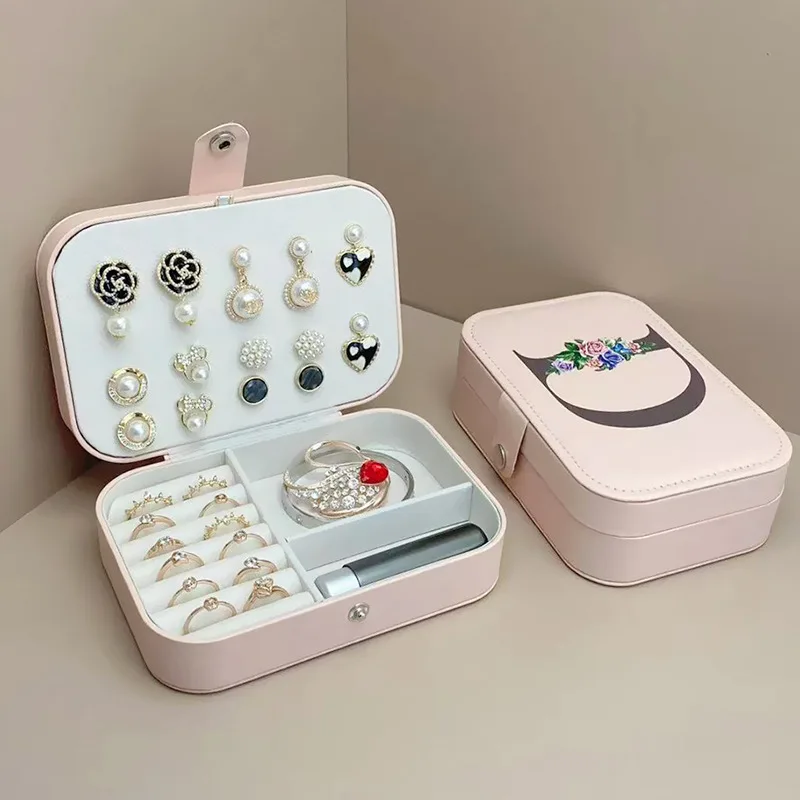 Double-layer A-Z Letter Printed Jewelry Organizer Box Earring Necklace Ring Storage Large Capacity PU Leather Jewelry Box Joyero
Double-layer A-Z Letter Printed Jewelry Organizer Box Earring Necklace Ring Storage Large Capacity PU Leather Jewelry Box Joyero