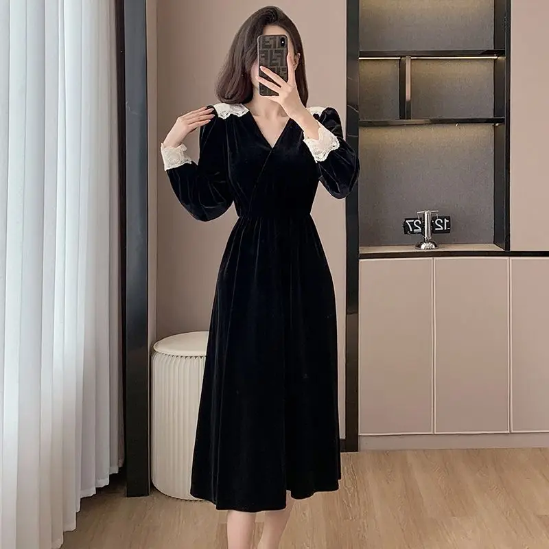 

Hepburn Style French Black Velvet V-neck Dress for Women's Autumn and Winter Retro Slimming Temperament A-line Mid Length Skirt