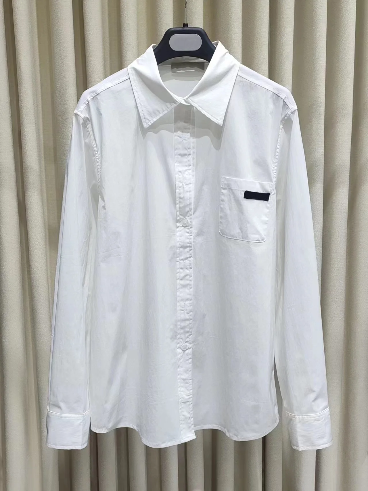 

Early autumn new, casual long-sleeved white shirt, moderate version of the type of everything not pick people. Must-have item