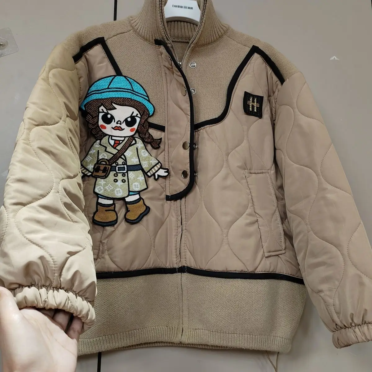 2023 New Spring Fashion Down Cotton Coat Knitting Patchwork Stand Collar Zip Jacket Embroidery Cartoon Quilted Coton-padded Coat
2023 New Spring Fashion Down Cotton Coat Knitting Patchwork Stand Collar Zip Jacket Embroidery Cartoon Quilted Coton-padded Coat