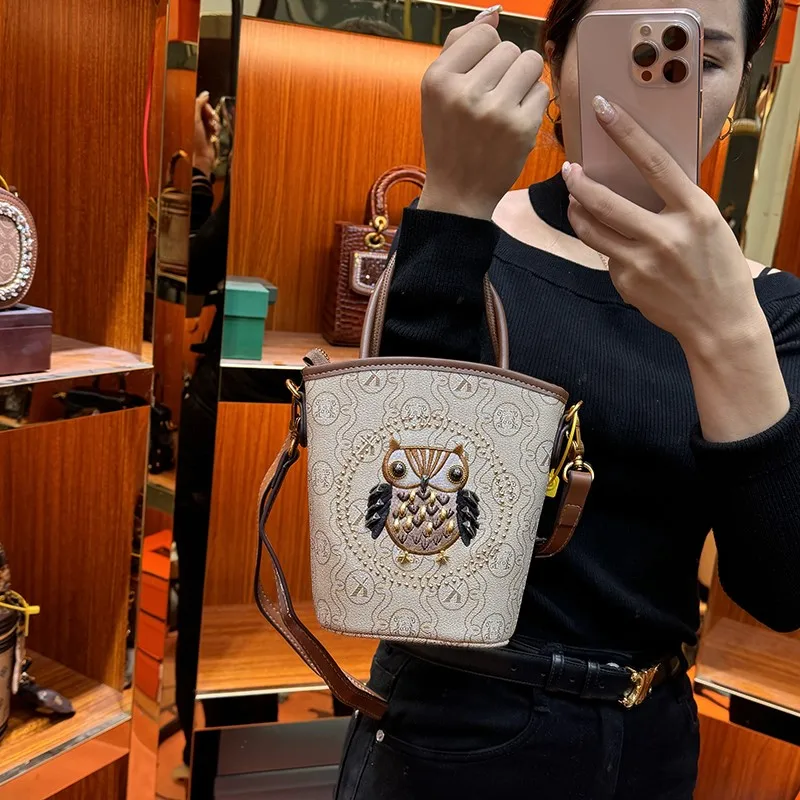Women's Handbag 2023 Winter New Senior Designer Bucket Bag Mini Handbag Western Retro One Shoulder Crossbody Small Bag
Women's Handbag 2023 Winter New Senior Designer Bucket Bag Mini Handbag Western Retro One Shoulder Crossbody Small Bag