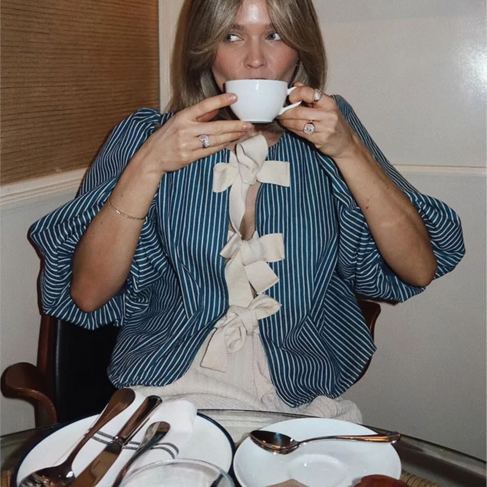 Женская шикарная полосатая футболка в стиле ретро с кружевом, рубашка с круглым вырезом и рукавом до локтя, Женская Повседневная Уличная одежда, модная одежда с бантом
Женская шикарная полосатая футболка в стиле ретро с кружевом, рубашка с круглым вырезом и рукавом до локтя, Женская Повседневная Уличная одежда, модная одежда с бантом