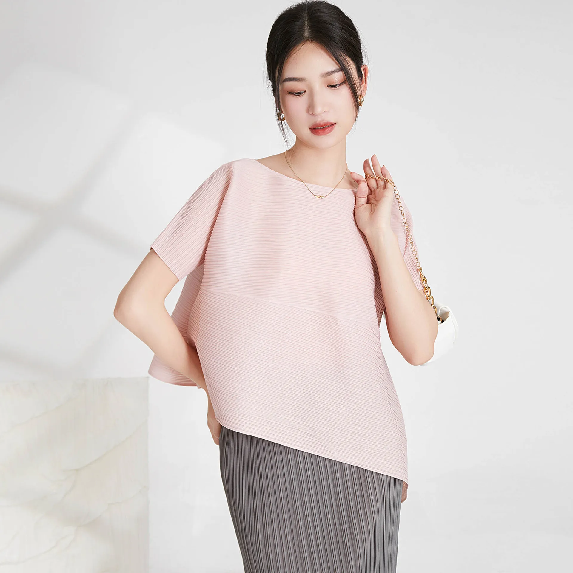 2023 viral case pleated T-shirt women loose design niche irregular versatile Miyake short-sleeved top
2023 viral case pleated T-shirt women loose design niche irregular versatile Miyake short-sleeved top