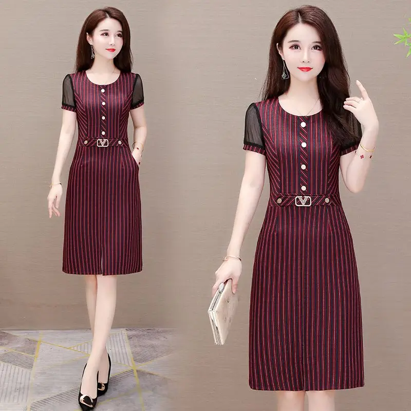 Elegant O-Neck Button Spliced Printed Striped Midi Dress Women's Clothing 2024 Summer New Loose Office Lady Ladies Dresses
Elegant O-Neck Button Spliced Printed Striped Midi Dress Women's Clothing 2024 Summer New Loose Office Lady Ladies Dresses