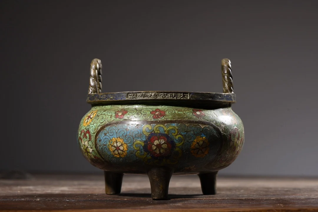 6"Tibetan Temple Collection Old Purple Bronze Cloisonne Enamel binaural three-legged incense burner Town House Exorcism
6"Tibetan Temple Collection Old Purple Bronze Cloisonne Enamel binaural three-legged incense burner Town House Exorcism