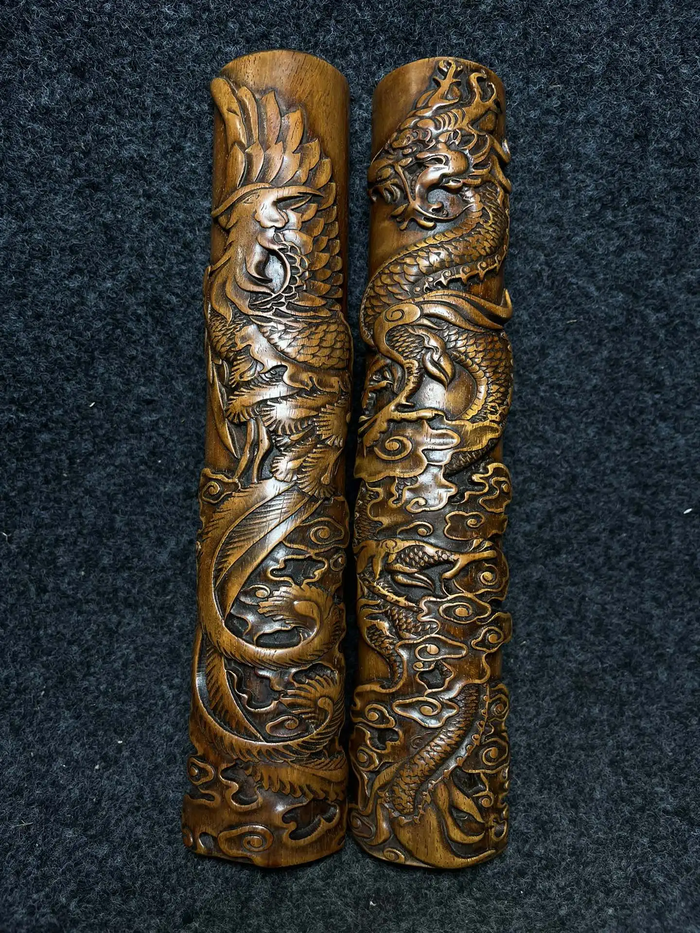 

Family Handicrafts Pear Blossom Wood Dragon and Phoenix are Exquisite in Craftsmanship and Have a Beautiful Appearance