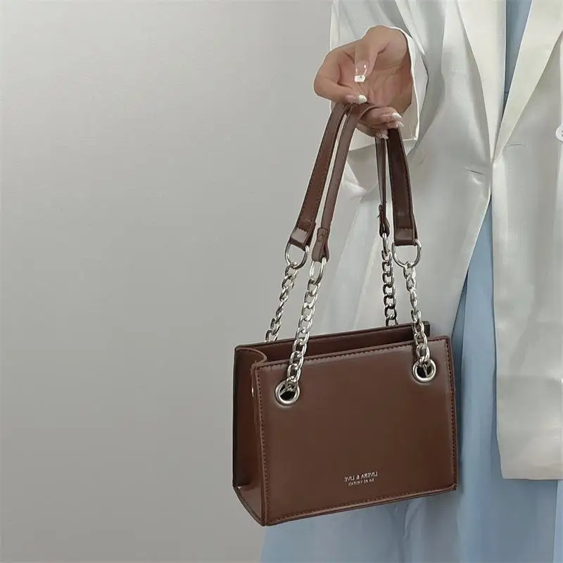 Retro Small Square Bag Women's New Versatile Black Shoulder Crossbody Bag High Quality Minimalist Tote Handbag
Retro Small Square Bag Women's New Versatile Black Shoulder Crossbody Bag High Quality Minimalist Tote Handbag