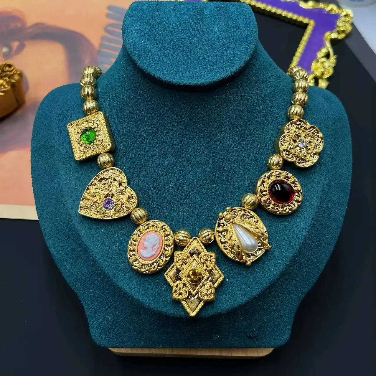 New French Antique Banquet Light Luxury Pearl Head Vintage Bee Heart Women's Necklace Jewelry
New French Antique Banquet Light Luxury Pearl Head Vintage Bee Heart Women's Necklace Jewelry