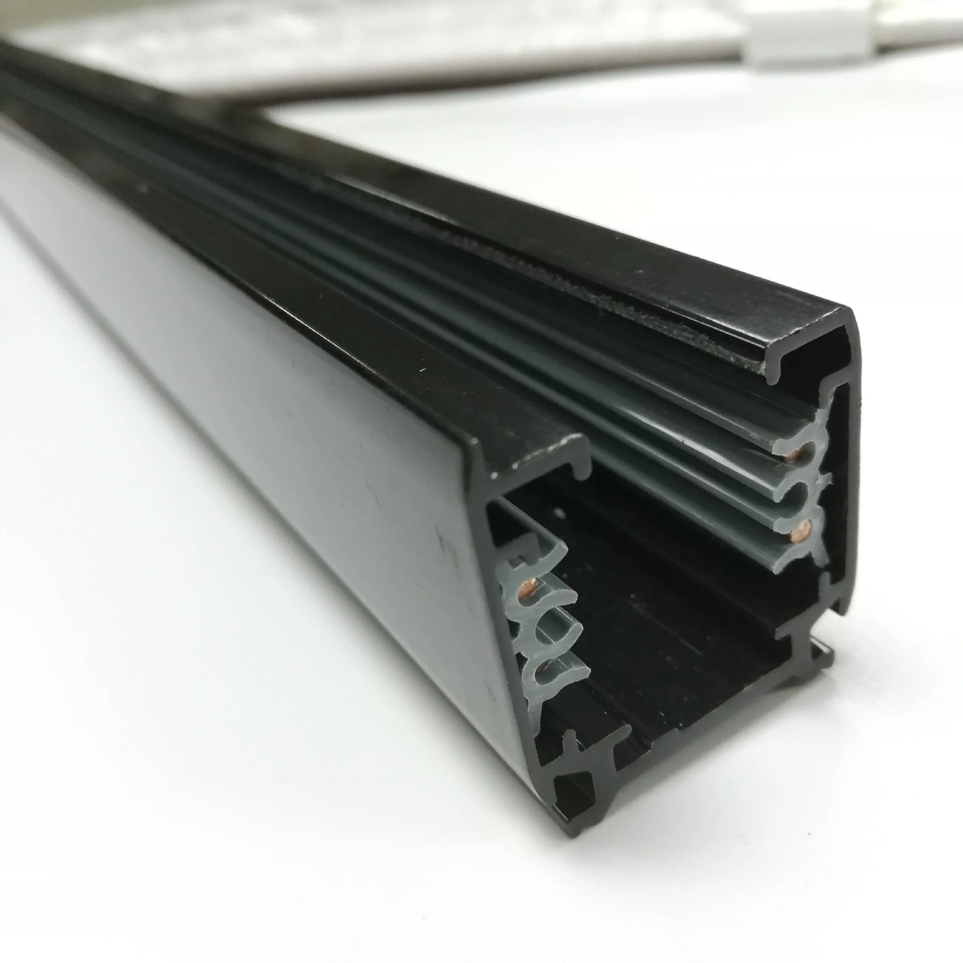 Hot sale 2m/pcs black/white lighting track system 4 wires led track rail for commercial spot light
Hot sale 2m/pcs black/white lighting track system 4 wires led track rail for commercial spot light